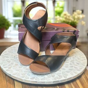 Bueno $139 Lizzie Black Leather Low Heel Sandals Womens Size EU 40